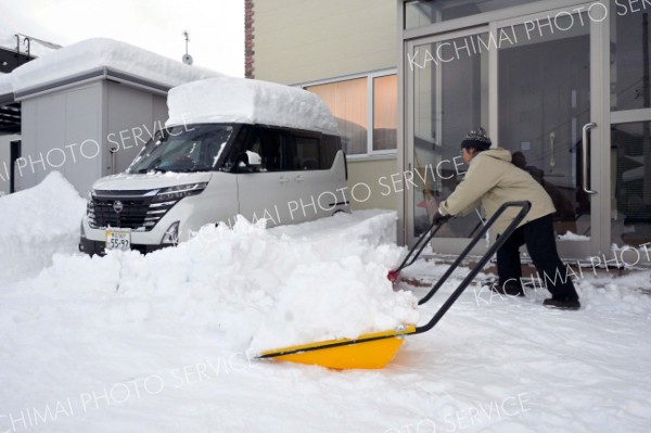 早朝から自宅前の除雪に追われる市民（１５日午前７時半ごろ、帯広市内の清流地区で。金野和彦撮影）