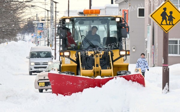 昨日から降った大雪により稼働した除雪車（１５日午前７時４０分ごろ、帯広市柏林台で。塩原真撮影）