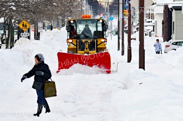 昨日から降った大雪により稼働した除雪車（１５日午前７時４０分ごろ、帯広市柏林台で。塩原真撮影）