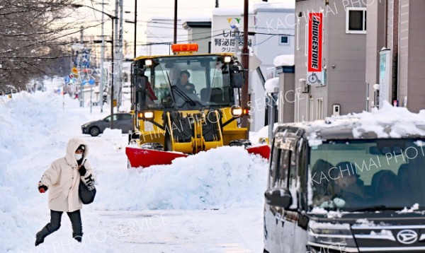 大雪の影響で稼働した除雪車（１５日午前７４時４０分ごろ、帯広市柏林台で。塩原真撮影）