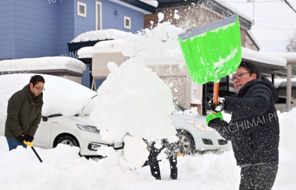 降り積もった雪を除雪をする市民（１５日午前７時２０分ごろ、帯広市新町西８で。塩原真撮影）