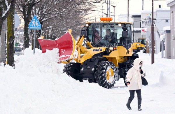 １４日からの大雪を受けてフル稼働する除雪車（１５日午前７時４０分ごろ、帯広市柏林台で。塩原真撮影）