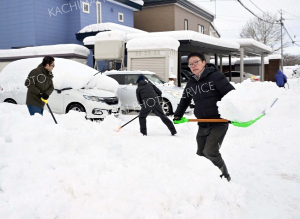 降り積もった雪を除雪をする市民（１５日午前７時２０分ごろ、帯広市新町西８で。塩原真撮影）