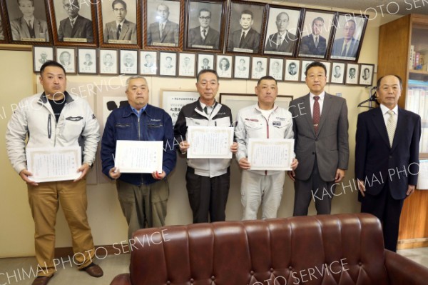 清川中が校内環境整備の建設４社に感謝状