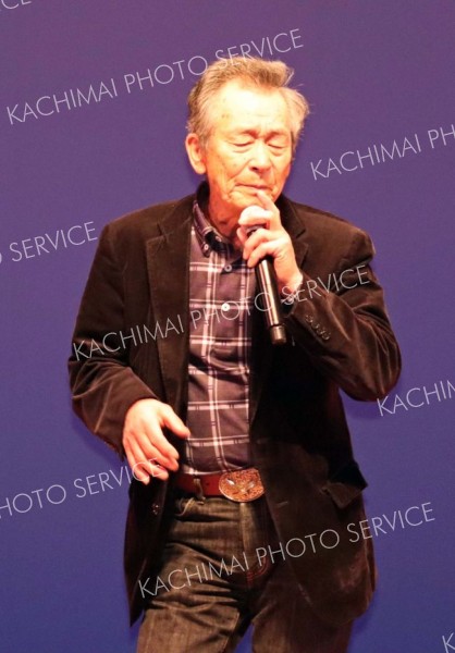 歌声を披露する豊田学級生