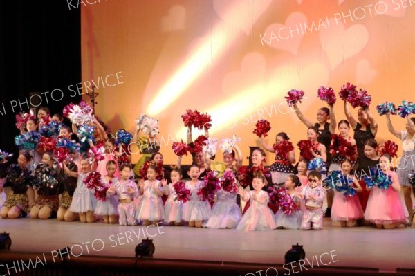 華麗なダンスで８００人魅了　チアーエンジェルバトントワラ―ズ発表会