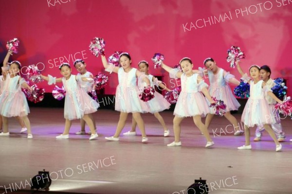 大勢の観客の前でダンスを披露した子どもたち