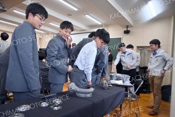 休憩時間にも部品に興味を示す生徒たち