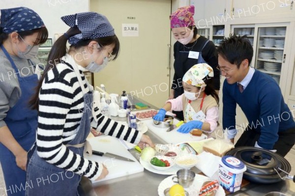 牛乳のレシピを学ぶ親子ら