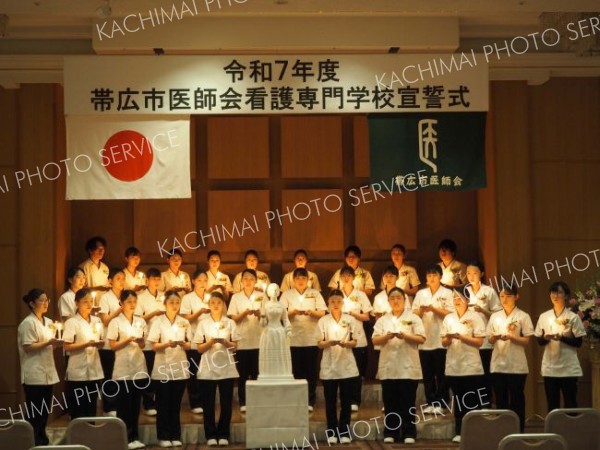 ３期生２９人が宣誓　市医師会看護専門学校