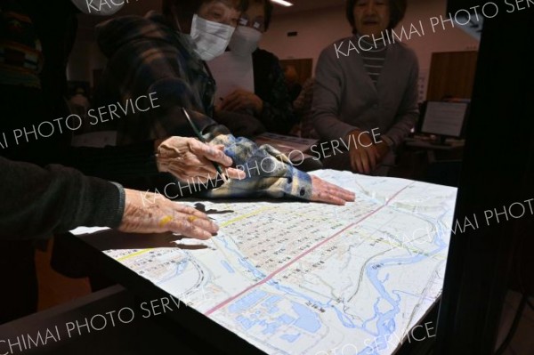 地形を凹凸で再現したスクリーンに芽室町の地図が映し出され、浸水シミュレーションを行った