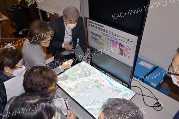 地形を凹凸で再現したスクリーンに芽室町の地図が映し出され、浸水シミュレーションを行った