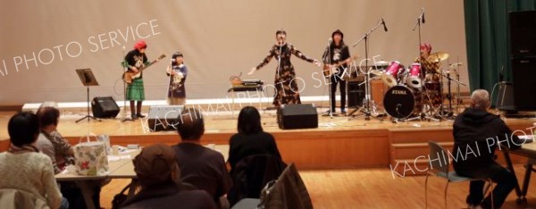 講演やバンド演奏　豊頃町手をつなぐ親の会５０年