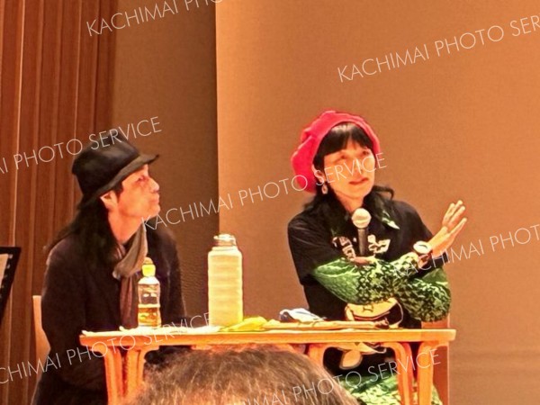 フリースクールの活動を紹介した針村さん（右）と夫のヒロさん