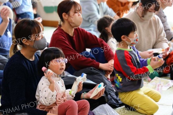 演奏と一体に手作り楽器鳴らす　「ひがしの風コンサート」親子で楽しむ