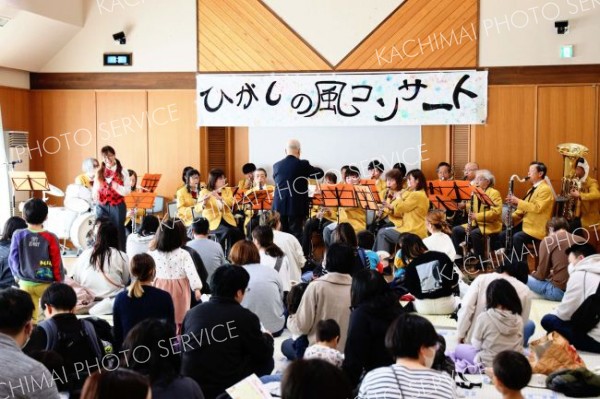 楽しい人形劇や音楽の演奏で子どもたちを楽しませた「ひだしの風コンサート」