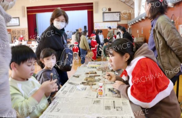 森と木のクリスマス　池高生が旧利別小でイベント