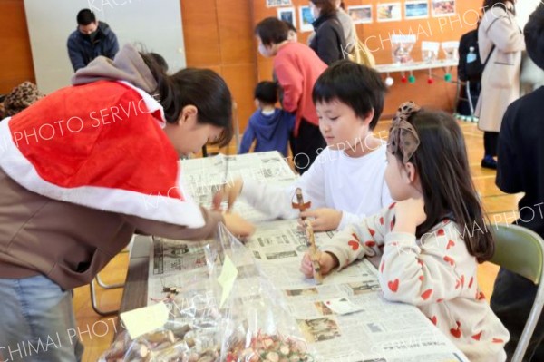 生徒（左）に教わりながらオーナメントづくりを楽しむ参加者