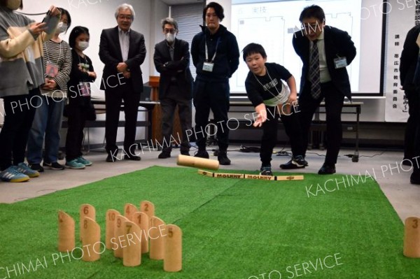 モルックを楽しむ親子づれ