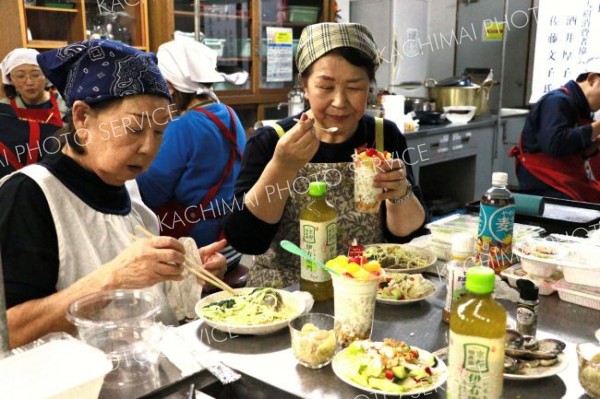 完成後に試食する参加者