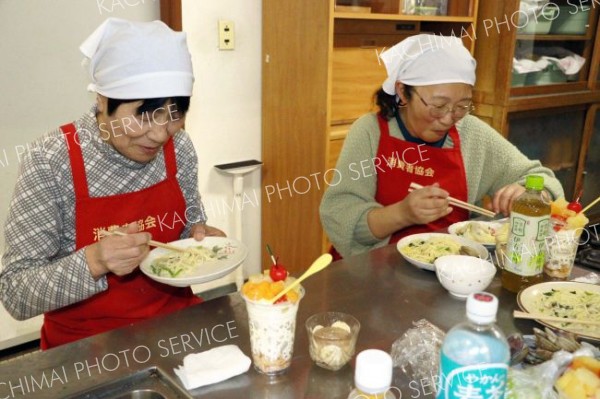 完成後に試食する参加者
