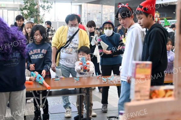 型抜きやスマートボール楽しむ　保護者有志の小中高まつり