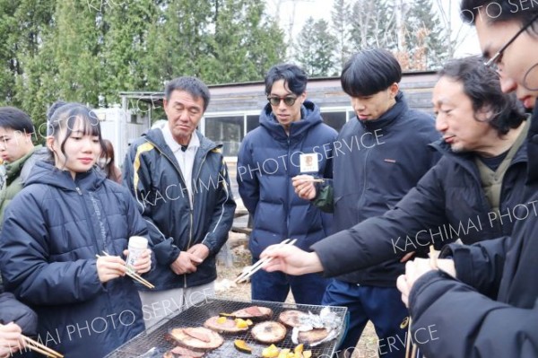 木の板で焼く「ウッドプランクグリル」挑戦　池田高校