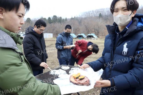 池田の食材をウッドプランクグリルで味わった生徒