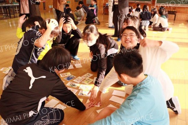 講話やかるたで人権学ぶ　大樹小