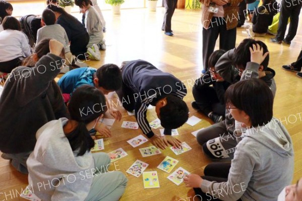 かるた遊びを通じて「人権」について学ぶ子どもたち