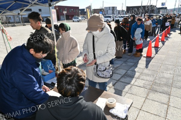 格安の牛肉を求める来場者が詰め掛け、オープン前から長い列ができた