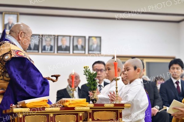 得度式で手を合わせる