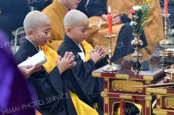 得度式で経を読む