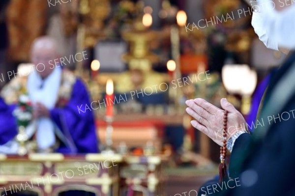 手を合わせて得度を祈る檀家