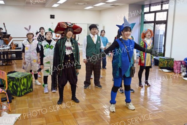 本番に向け練習に力を入れる団員ら