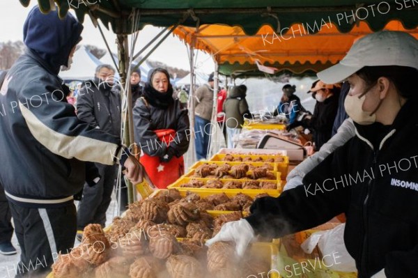 名物「大釜ゆで」も復活　毛ガニづくし　広尾に８０００人