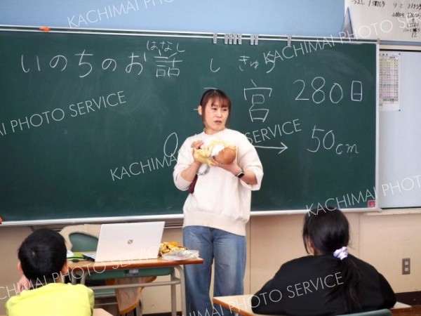 「いのちのお話」をテーマに講話した高田さん