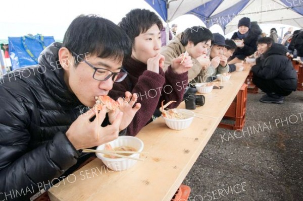 身も心も温まる「オオズワイガニみそ汁」を堪能する来場者ら