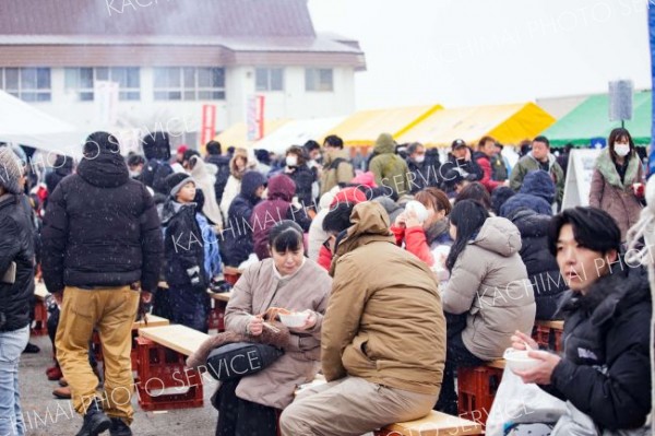 広尾の旬の海の幸を求めて来場した人たち。大釜ゆでの復活など、毛ガニづくしの会場は大混雑