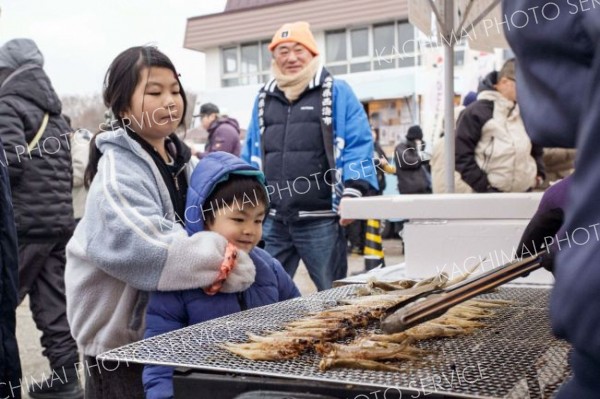 この時期の広尾は、毛ガニだけでなく、多くの魚が旬を迎える。会場では、魚の一夜干しを焼いて提供するコーナーも設けられ、子どもたちも待ちわびる