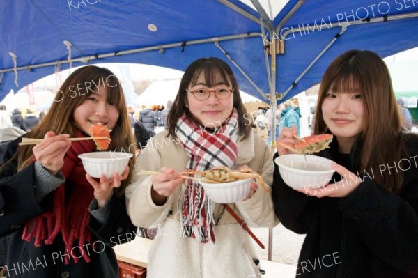 身も心も温まる「オオズワイガニみそ汁」を堪能する来場者ら