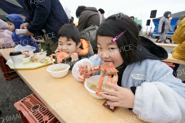 身も心も温まる「オオズワイガニみそ汁」を堪能する子どもたち
