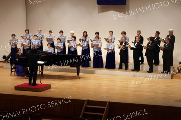 美しい歌声を披露するまくべつ混声合唱団　