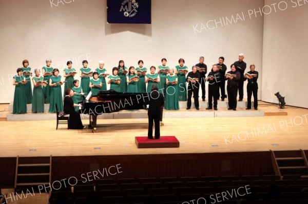 美しい歌声を披露するまくべつ混声合唱団