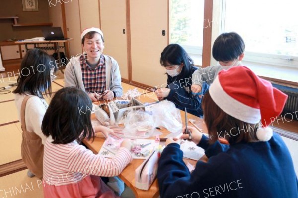 スノーフレークを作る子どもたち