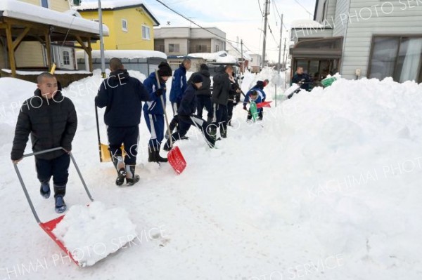 大雪の住宅街、野球部が“救世主”に　白樺学園晃南寮生が雪かき