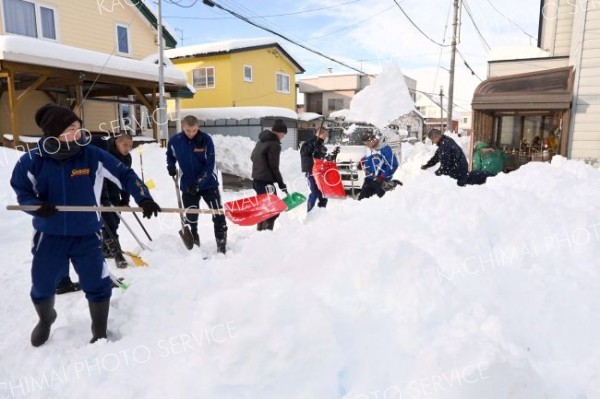 近隣住宅の雪かきを手伝う白樺学園高校野球部の寮生たち