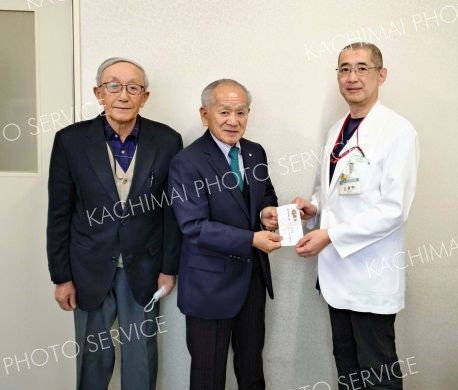 芽室町老人ク連が公立芽室病院に年末友愛募金寄付