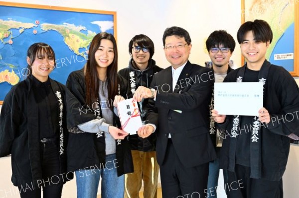 畜大寮祭、収益で動物園に貢献　実行委が寄付～こぼれ話