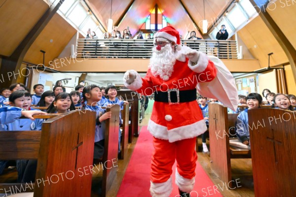 歌に合わせてサンタクロースが登場し盛り上がる園児たち（１７日午前１０時５０分ごろ、聖公会幼稚園で。塩原真撮影）